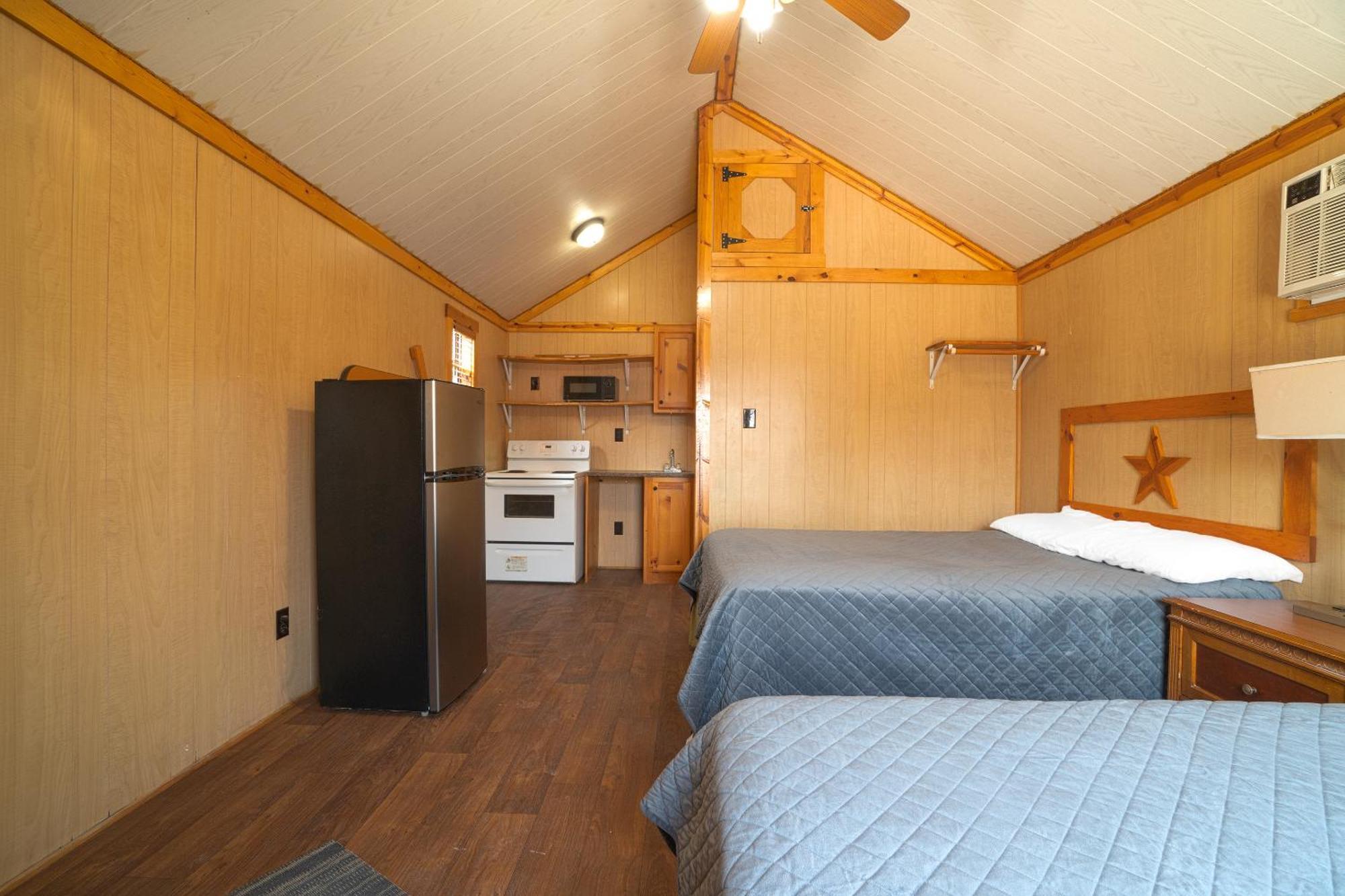 Grand Eagle Ford Lodge & Rv Park Tilden Exterior photo