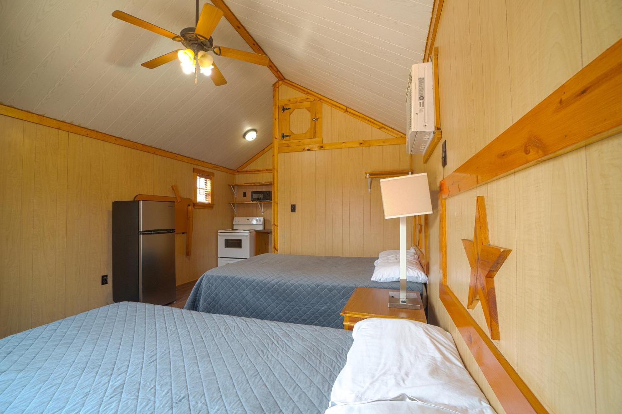 Grand Eagle Ford Lodge & Rv Park Tilden Exterior photo