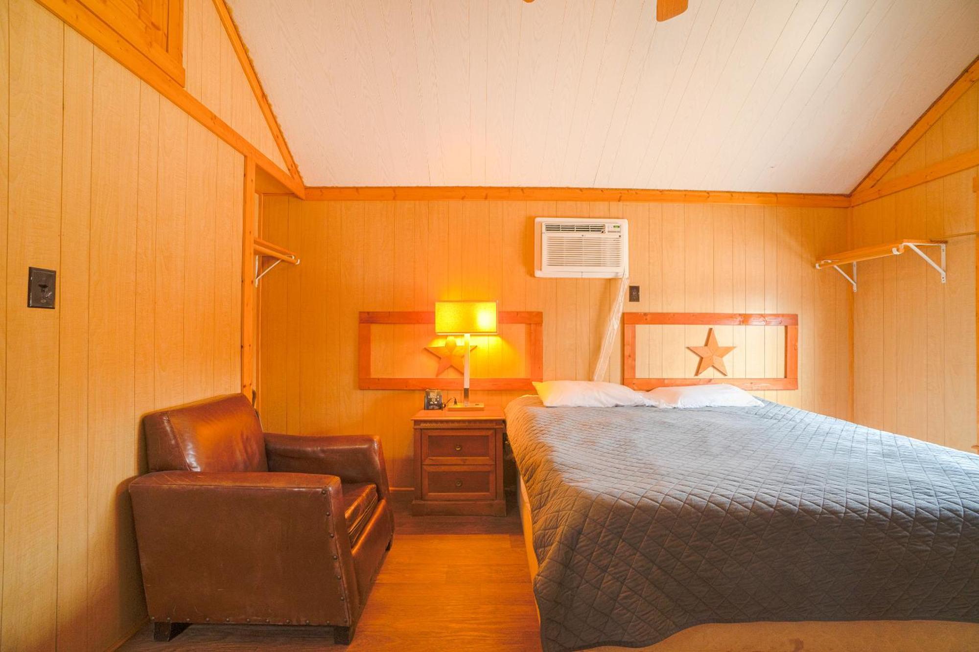 Grand Eagle Ford Lodge & Rv Park Tilden Exterior photo