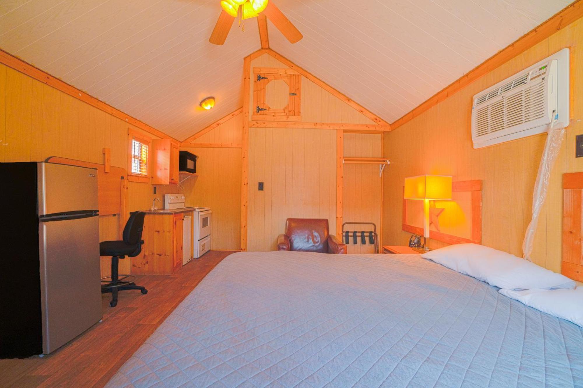 Grand Eagle Ford Lodge & Rv Park Tilden Exterior photo