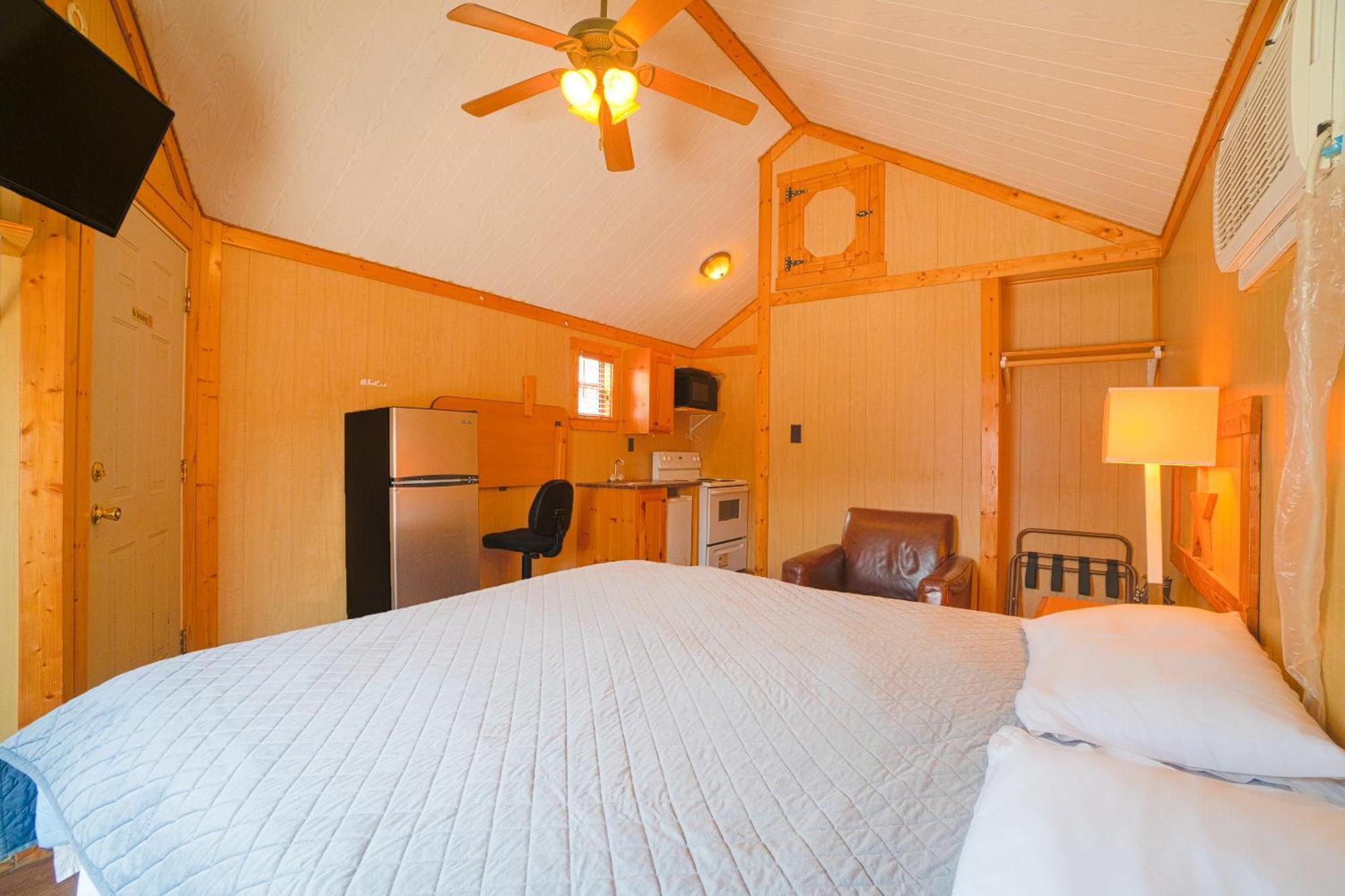 Grand Eagle Ford Lodge & Rv Park Tilden Exterior photo
