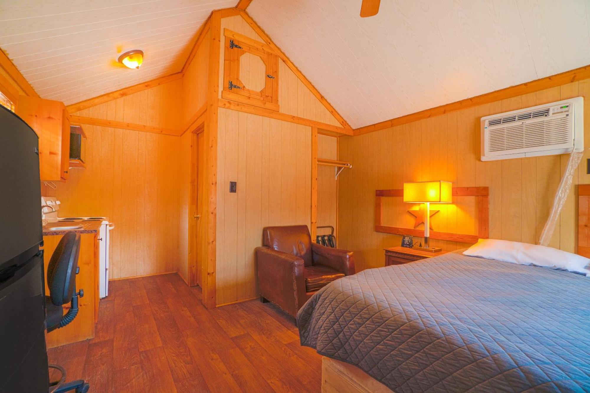 Grand Eagle Ford Lodge & Rv Park Tilden Exterior photo