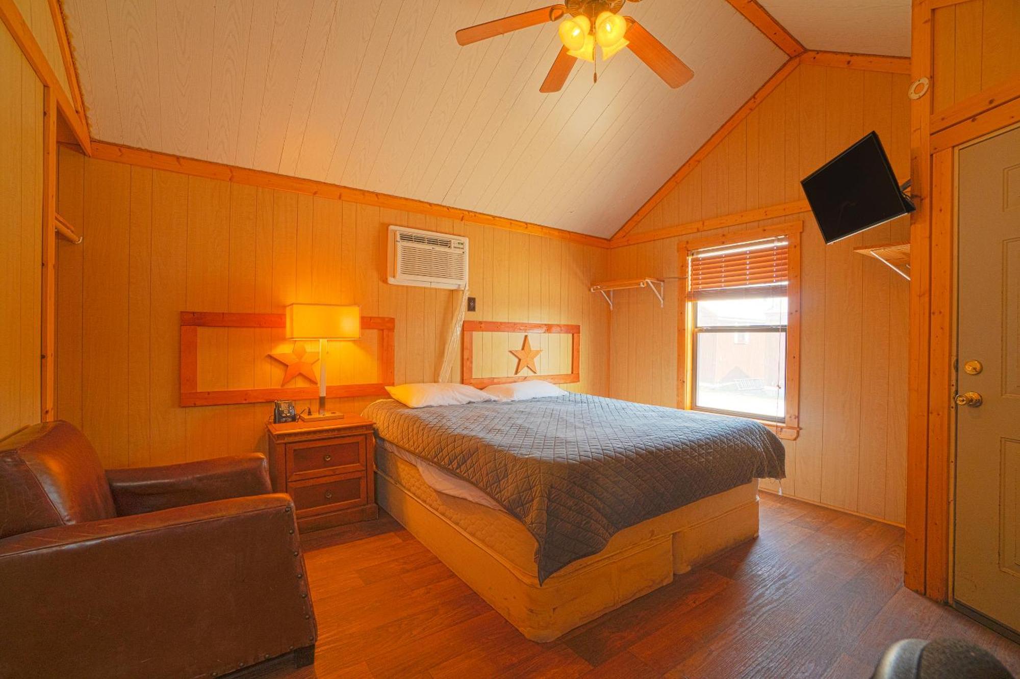 Grand Eagle Ford Lodge & Rv Park Tilden Exterior photo