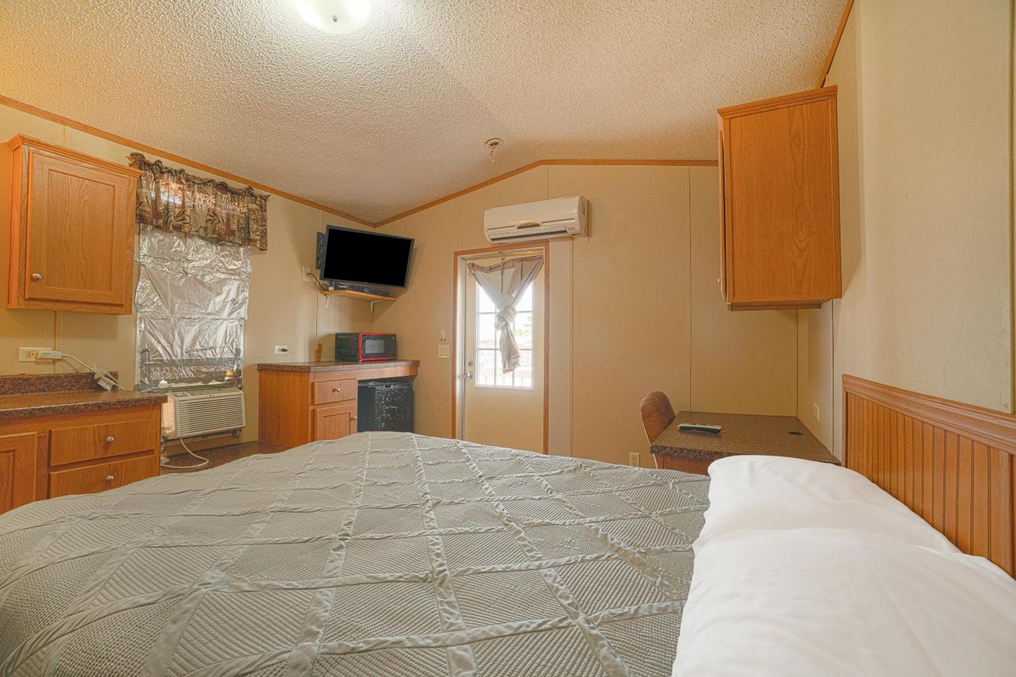 Grand Eagle Ford Lodge & Rv Park Tilden Exterior photo