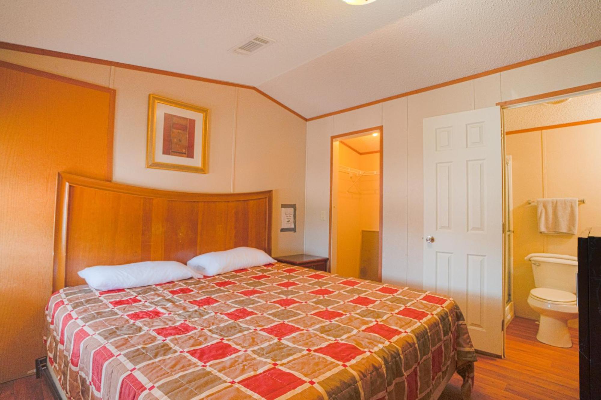Grand Eagle Ford Lodge & Rv Park Tilden Exterior photo