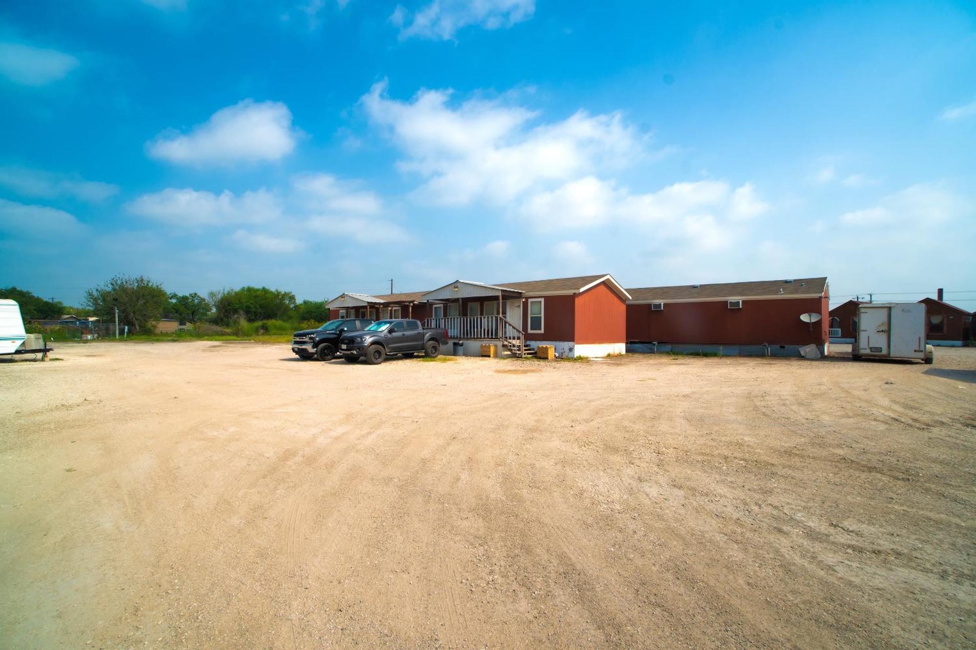 Grand Eagle Ford Lodge & Rv Park Tilden Exterior photo