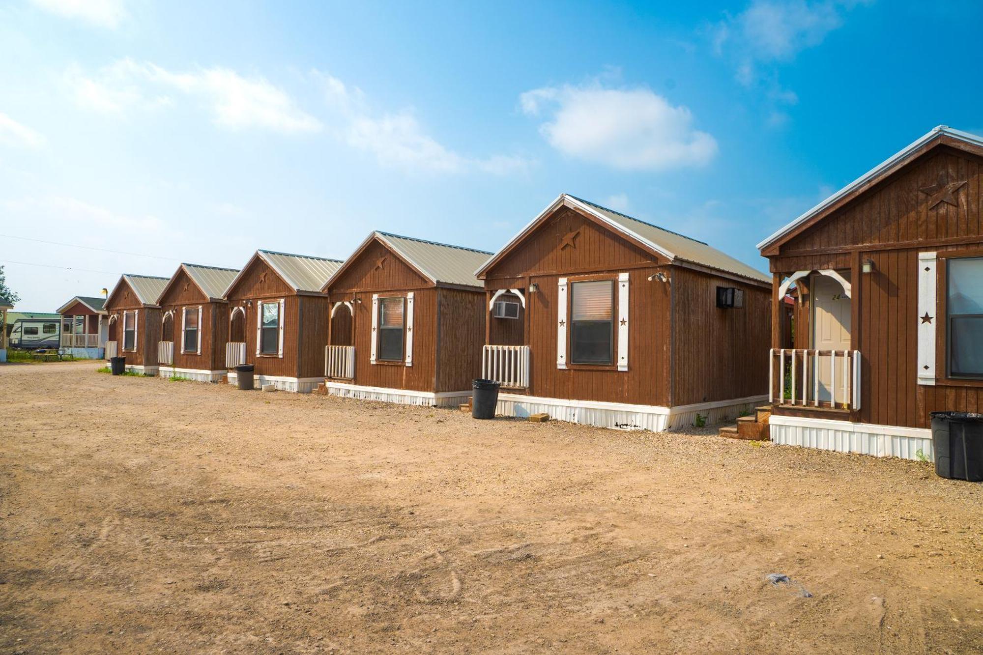 Grand Eagle Ford Lodge & Rv Park Tilden Exterior photo