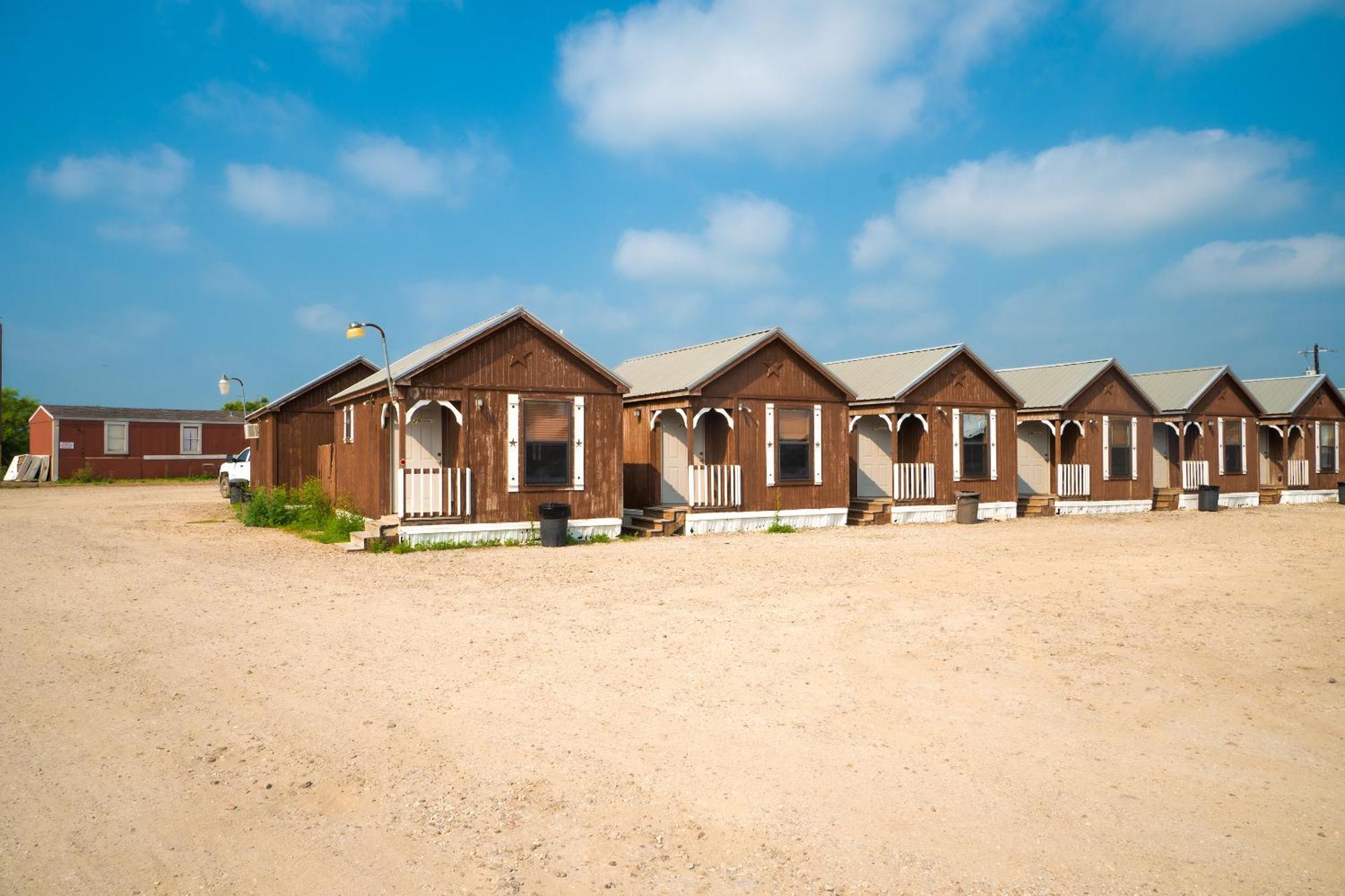 Grand Eagle Ford Lodge & Rv Park Tilden Exterior photo