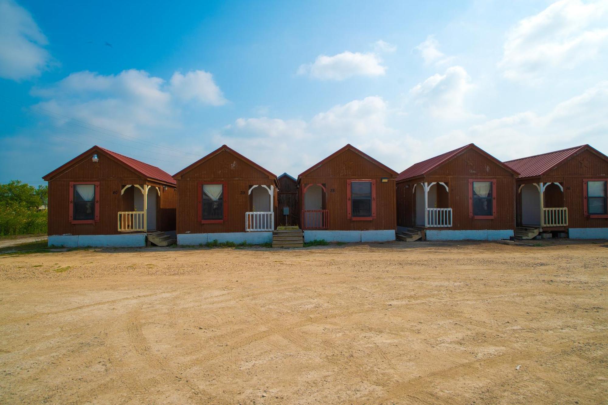 Grand Eagle Ford Lodge & Rv Park Tilden Exterior photo