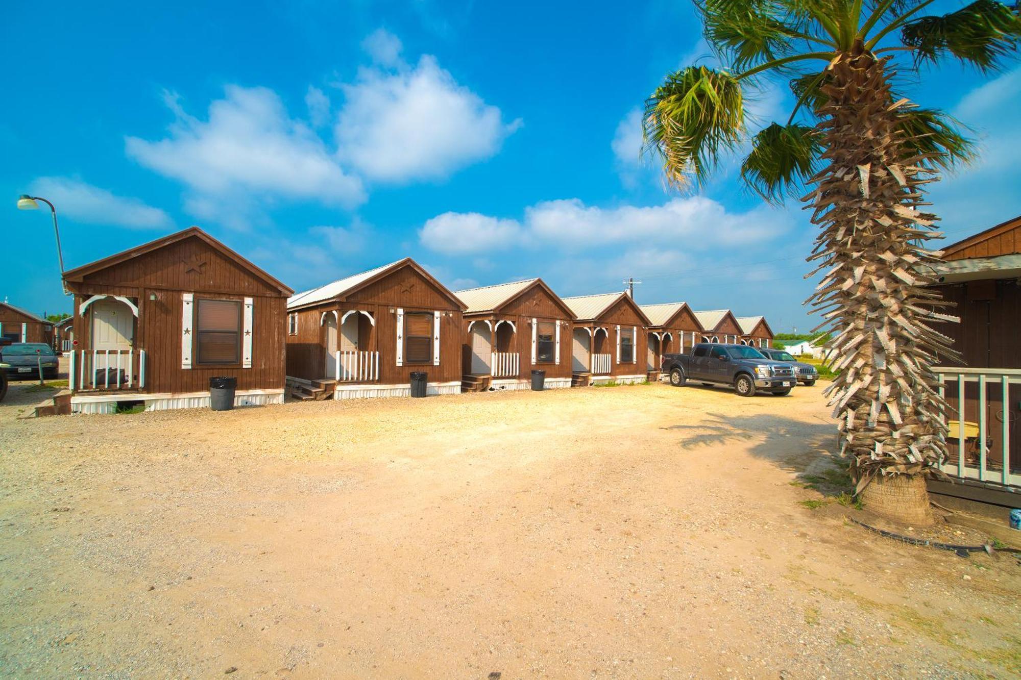 Grand Eagle Ford Lodge & Rv Park Tilden Exterior photo