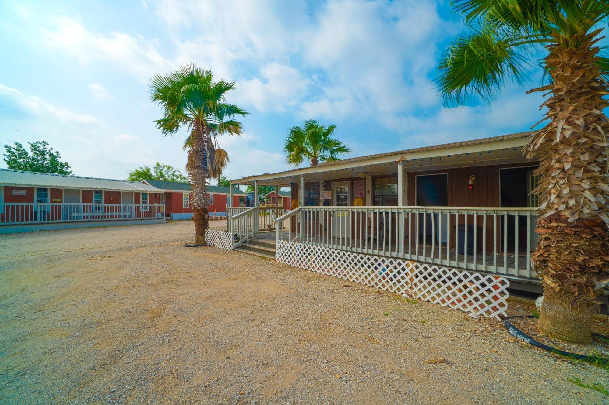 Grand Eagle Ford Lodge & Rv Park Tilden Exterior photo